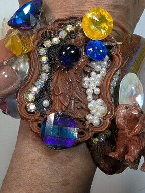 Wendy Gell magical bracelet Quan Yen with minerals a dog Swarovski stones